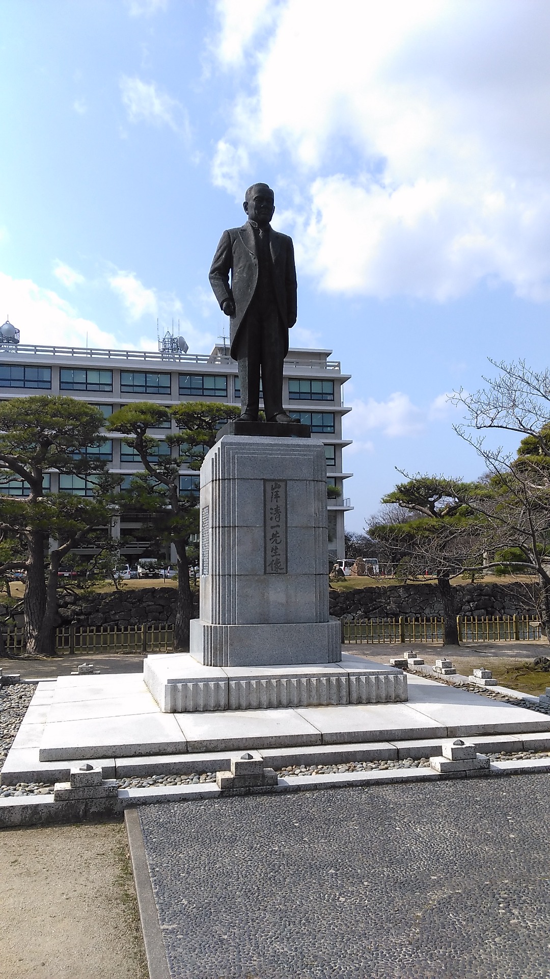 県庁前の岸清一の像